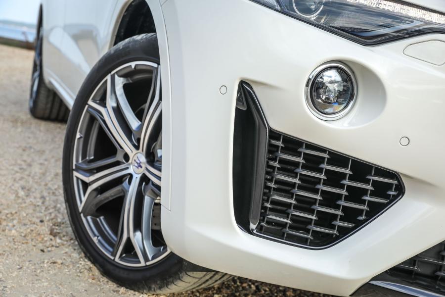 Детали экстерьера Maserati Levante S Q4 GranSport 2018 года  (фото 14 из 59)